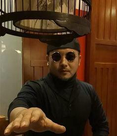 采访时旁边有吃瓜,吃瓜群众围观,揭秘热门事件幕后真相