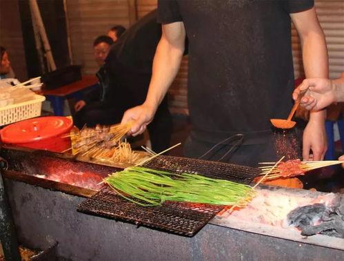 吃夜宵徒手劈瓜图片,徒手劈瓜的豪迈瞬间